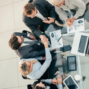 „Bukiety kwiatów na wesele: Jak wybrać idealne kompozycje dla każdej pory roku”